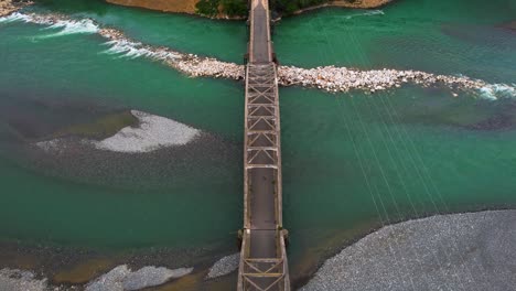 Das-Türkisfarbene-Wasser-Des-Mat-River-Fließt-Unter-Der-Alten-Historischen-Bogenbrücke-Hindurch:-Ein-Wichtiges-Technisches-Wunderwerk