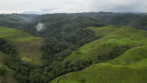 Volando-Sobre-Las-Exuberantes-Crestas-Montañosas-Cerca-De-Filandia-En-El-Departamento-Del-Quindío-Del-Eje-Cafetero-En-Colombia