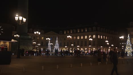 Vista-Estática-De-Varias-Personas-Caminando-En-Cámara-Lenta-Por-La-Calle-Con-Iluminación-Navideña