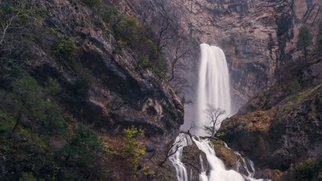 Zeitraffer-Nahaufnahme-Eines-Schönen-Wasserfalls-Und-Eines-Felsigen-Berges-In-Riopar,-Albacete,-Spanien