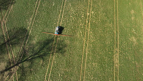 Vista-Aérea-De-Pájaro-Del-Pulverizador-Del-Tractor-En-El-Campo