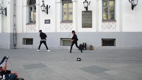 Dos-Jóvenes-Bailan-En-La-Calle-Al-Estilo-De-Michael-Jackson,-Calle-Nikolskaya