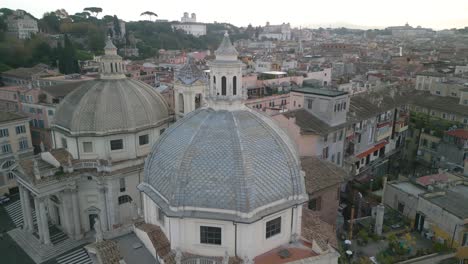 Drohne-Kreist-über-Der-Kirche-Santa-Maria-Dei-Miracoli-Auf-Der-Piazza-Del-Popolo
