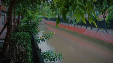 Shot-of-Khlong-Ong-Ang-canal-from-the-sideway-in-Bangkok-during-evening