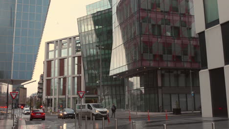 Zona-Central-Financiera-Y-Residencial-De-Nuevos-Edificios-De-Cristal-En-Dublín,-Irlanda