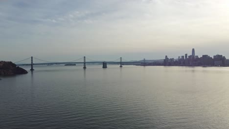 Drohnenaufnahme-Der-Bay-Bridge-In-San-Francisco,-Kalifornien