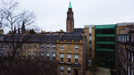 Drone-Elevándose-Hacia-La-Capilla-De-Charlotte-En-La-Oscuridad-Y-La-Oscuridad-De-Edimburgo,-Escocia