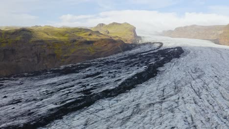 Vista-Aérea-Del-Glaciar-Sólheimajökull-En-Islandia---Disparo-De-Drones