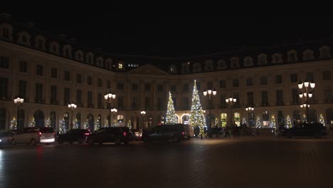 Escena-De-La-Calle-Con-Tráfico-En-Movimiento-Y-árbol-De-Navidad-Iluminado-Con-Adornos-Brillantes-En-París