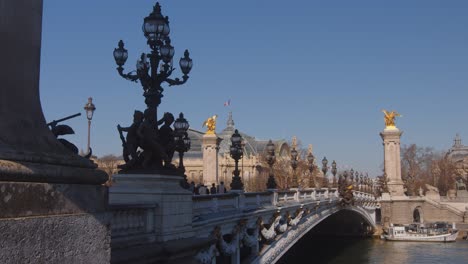 Arquitectura-De-París-Y-Puente-Con-Estatuas-Y-Elementos-Dorados,-Vista-Estática.