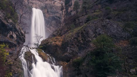 Nahaufnahme-Im-Zeitraffer-Eines-Wunderschönen-Wasserfalls-Und-Eines-Felsigen-Berges-In-Riopar,-Albacete,-Spanien