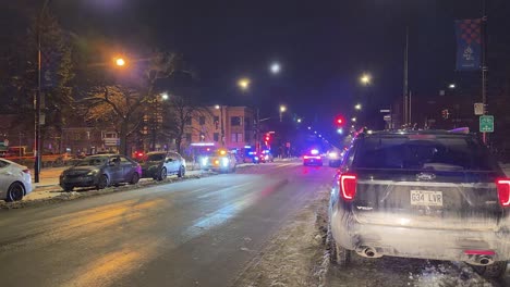 Coche-De-Policía-Canadiense-Conduciendo-Con-Las-Luces-Encendidas-Por-La-Noche-Montreal,-Canadá