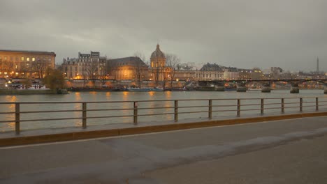 Bereich-Für-Radwege-In-Der-Nähe-Der-Seine-Mit-Boot-Und-Pont-Des-Arts-Im-Hintergrund,-Paris,-Frankreich