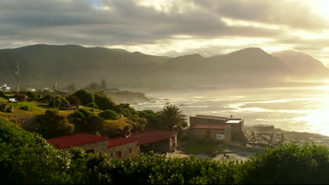 Vista-Superior-Sobre-La-Costa-Y-Las-Montañas-Del-Histórico-Puerto-Antiguo-De-Hermanus-Al-Amanecer.