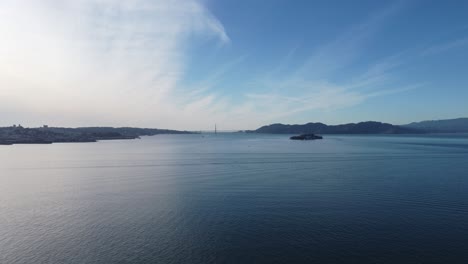 Langsam-Herauszoomende-Drohnenaufnahmen-Mit-Der-Golden-Gate-Bridge-Im-Hintergrund