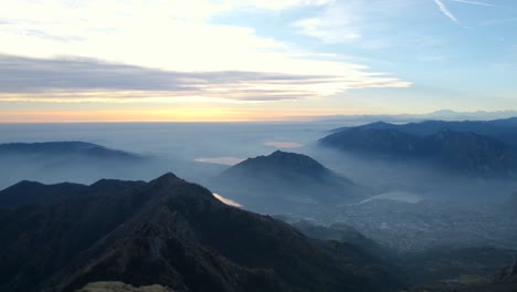 -Resegone-Berge-Bei-Sonnenuntergang-In-Nebel-Gehüllt-An-Nebligen-Tag-über-Den-Italienischen-Alpen-In-Norditalien