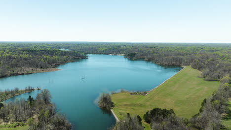 Glen-Springs-Lake,-Umgeben-Von-Dichtem-Wald-Und-Grünen-Wiesen-Im-Frühling-In-Tennessee,-USA