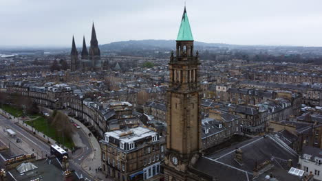 Vista-Aérea-Inclinada-Sobre-La-Capilla-Charlotte-En-La-Sombría-Edimburgo,-Escocia