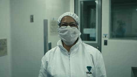 Closeup-view-of-a-happy-nurse-wearing-mask