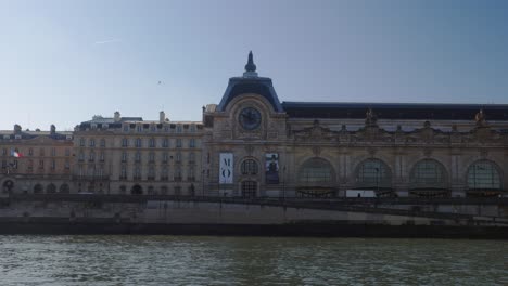 Musée-d'Orsay-Museum-By-The-Riverbanks-Of-Seine-In-Paris,-France