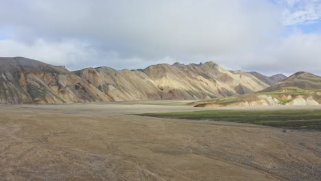 Toma-Aérea-Del-Valle-De-Landmannalaugar-Con-Base-En-Islandia-Durante-El-Día.