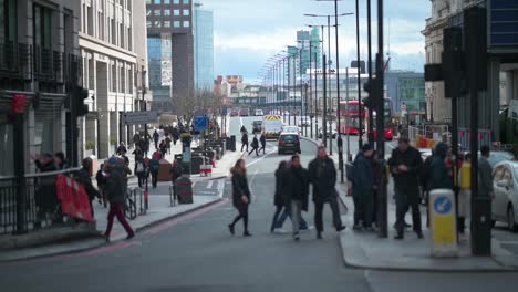 Gente-Cruzando-La-Calle-Con-El-Puente-De-Londres-Al-Fondo