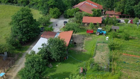 Bodega-Con-Vista-Aérea-De-Drones-En-El-Campo-De-Piemonte,-Día-Soleado-De-Verano-En-Italia