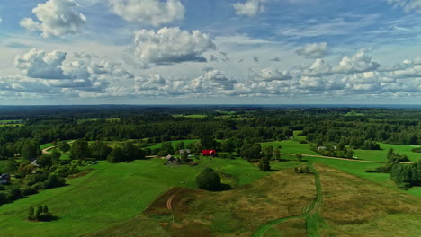 Luftaufnahmen-Der-Grünen-Landschaft-Europas-Im-Baltikum,-Aufgenommen-Mit-Drohnen