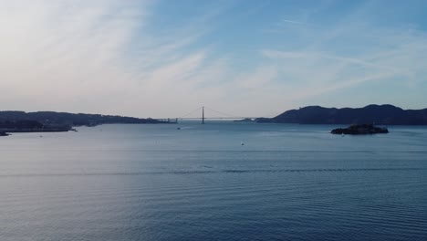 Luftaufnahmen-Mit-Drohnenaufnahmen-Und-Der-Golden-Gate-Bridge-Im-Hintergrund