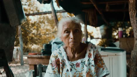 Anciana-Maya-Mexicana-Comiendo-Miel-Local