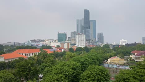 Ein-Ermutigender-Blick-Auf-Die-Pufferparks-Am-Flussufer-Des-Kalimas-Flusses-In-Surabaya,-Der-Die-Bemühungen-Zur-Revitalisierung-Des-Flusses-Und-Zur-Verbesserung-Der-Umgebung-Am-Flussufer-Inmitten-Der-Raschen-Urbanisierung-Veranschaulicht