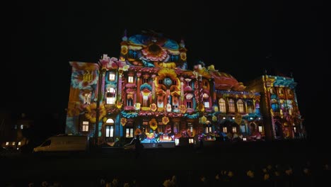 Arte-Ligero-Floral-En-El-Teatro-Nacional-Croata,-Festival-De-Las-Luces,-Zagreb-Croacia