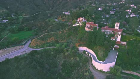 Finca-Española-Castillo-Del-Lago---Vuelo-De-Drones-Sobre-Las-Colinas-De-Hollywood---Mansión-Madonna