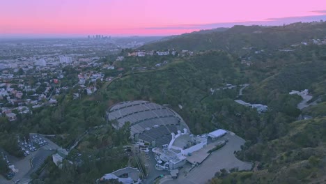Konzertsaal-Hollywood-Bowl,-Kalifornien,-Drohnenaufnahme-Eines-Rosa-Sonnenuntergangs,-Amphitheater