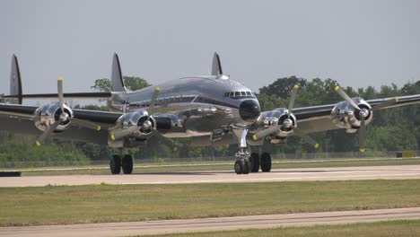 propellor-airplane-taxis-to-apron