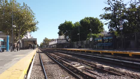 Leere-Eisenbahn,-Menschen-Warten-Auf-Die-Ankunft-Des-Zuges-Am-Bahnhof-Flores,-Argentinien,-Wahrzeichen-Der-Stadt,-Grüne-Bäume-In-Der-Stadt-Buenos-Aires,-Sarmiento-Linie,-öffentliche-Verkehrsmittel