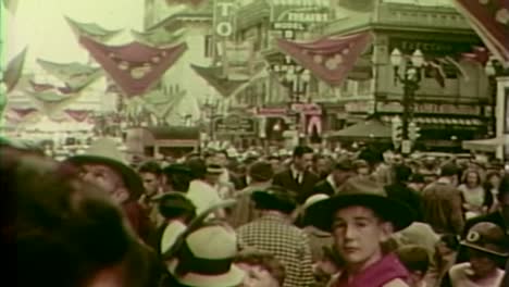 Kolorieren-Sie-Einen-Film-Aus-Den-1930er-Jahren-über-Menschen-In-Der-Innenstadt-Von-Portland,-Oregon
