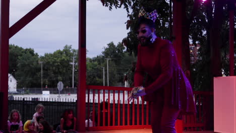 Una-Drag-Queen-Actúa-En-El-Festival-Anual-Del-Orgullo-Midmo