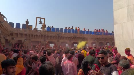 Die-Menschen-Kommen-Am-Tempel-An-Und-Sind-Aufgeregt,-An-Den-Großen-Holi-Feierlichkeiten-Teilzunehmen,-Die-Dort-Stattfinden