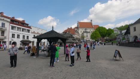 Pueblo-Polaco-En-La-Plaza-Del-Mercado-De-La-Ciudad-Histórica-De-Kazimierz-Dolny-En-El-Este-De-Polonia