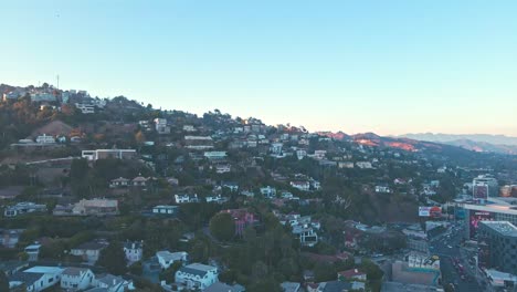 Barrio-Residencial-De-Sunset-Boulevard---Vuelo-De-Drones-Por-La-Tarde-Sobre-Las-Colinas-De-Hollywood-Al-Oeste