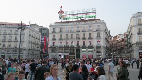 Weite-Aufnahme-Des-Ikonischen-Neon-Werbeschilds-Von-Tio-Pepe-An-Der-Puerta-Del-Sol-In-Madrid,-Das-Die-Bekannte-Marke-Für-Trockenen-Sherrywein-Repräsentiert