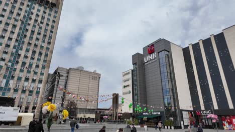 Centro-Comercial-En-Chisinau,-Moldavia,-Gente-Caminando-Por-Europa-Del-Este.