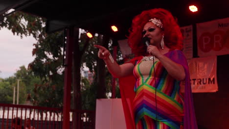 Una-Drag-Queen-Se-Dirige-A-La-Multitud-Durante-El-Festival-Anual-Del-Orgullo-Midmo.