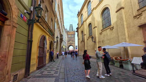 Las-Calles-Históricas-Del-Casco-Antiguo-De-Praga-Están-Repletas-De-Turistas,-Cautivados-Por-Su-Encanto-Y-Riqueza-Cultural.