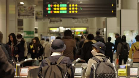 Estación-De-Tren-De-Shibuya,-Viajeros-Caminando-Por-Las-Puertas-De-Entrada,-Tokio,-Japón