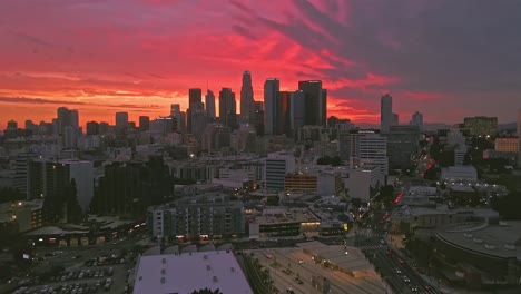 Drohnenflug-Im-Kunstviertel-Der-Innenstadt-Von-Los-Angeles-Nach-Dem-Regen---Kalifornien-Sturm-Bei-Sonnenuntergang