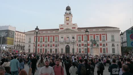 Vista-De-Grandes-Multitudes-De-Personas-Reunidas-Y-Pasando-La-Noche-En-La-Puerta-Del-Sol,-Un-Lugar-Emblemático-De-Madrid.