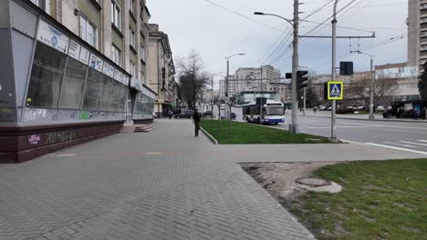 Caminar-Por-La-Calle-POV-En-Chisinau,-Moldavia,-Europa-Del-Este,-Calle-Abandonada