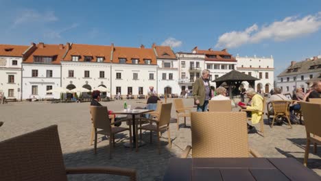 Unidentified-people-enjoying-coffee-in-the-old-town-of-Kazimierz-Dolny-on-the-Vistula-River,-Poland